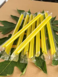 Ống hút nhựa là sản phẩm làm từ nhựa polypropylene , được sử dụng phổ biến trong ngành đồ uống. - Sản phẩm có nhiều loại như : ống hút cứng trong suốt, ống hút nhựa PP chuyên dụng cho trà sữa, và các loại bọc màng bopp , giấy để đảm bảo vệ sinh cho người dùng. - Ống hút nhựa có đa dạng kích cỡ( phi 6, 8, 12) và nhiều mẫu mã màu sắc. Không làm theo đổi hương vị đồ uống và có t9nhs thẩm mỹ, tiện lợi khi sử dụng.👍 👉 Hàng sx trực tiếp tại công ty