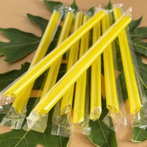 Ống hút nhựa là sản phẩm làm từ nhựa polypropylene , được sử dụng phổ biến trong ngành đồ uống. - Sản phẩm có nhiều loại như : ống hút cứng trong suốt, ống hút nhựa PP chuyên dụng cho trà sữa, và các loại bọc màng bopp , giấy để đảm bảo vệ sinh cho người dùng. - Ống hút nhựa có đa dạng kích cỡ( phi 6, 8, 12) và nhiều mẫu mã màu sắc. Không làm theo đổi hương vị đồ uống và có t9nhs thẩm mỹ, tiện lợi khi sử dụng.👍 👉 Hàng sx trực tiếp tại công ty